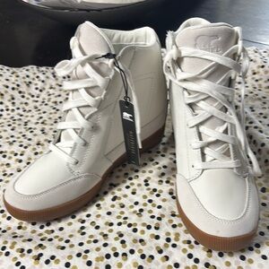 NWT size 7.5 Sorel White waterproof wedge boots